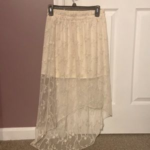 Beautiful skirt. Juniors size 7-9. Cream color.